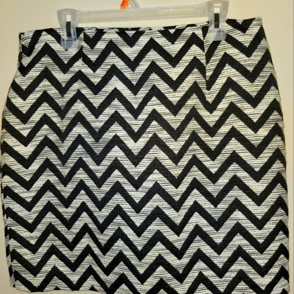 Knit chevron  black and white miniskirt - Picture 3 of 9